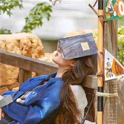 踉跄女孩海报